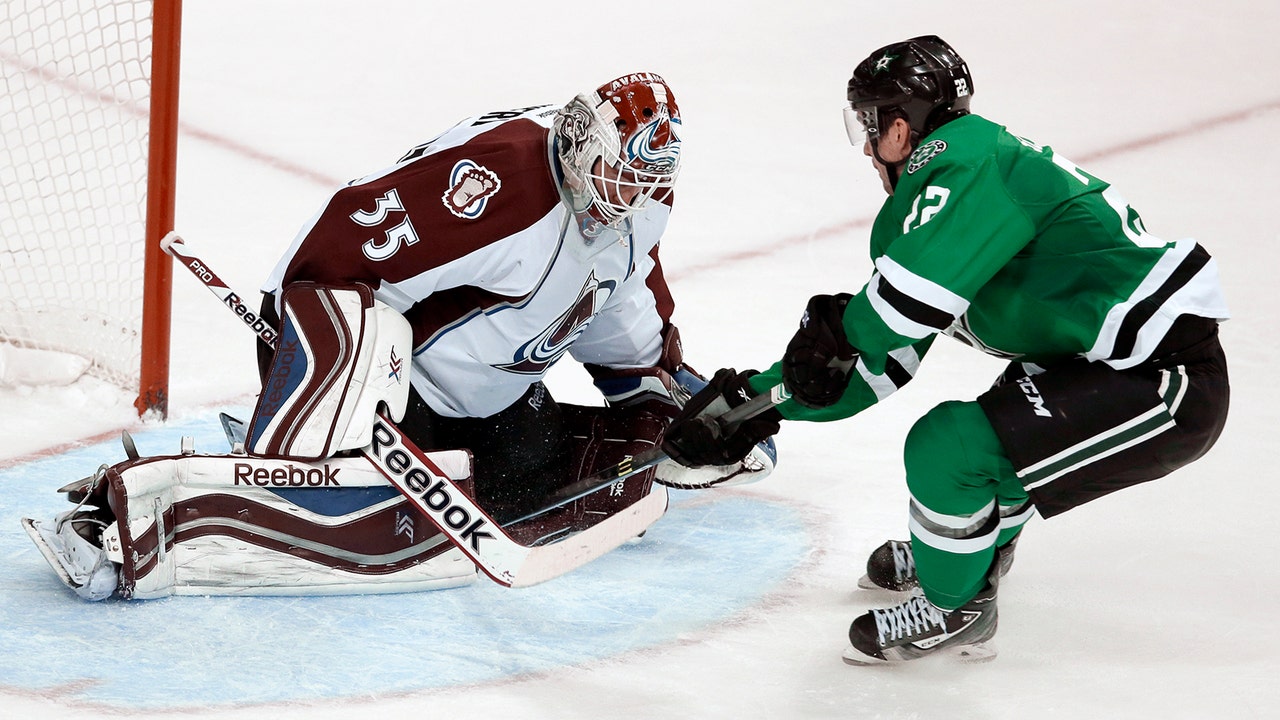 Stars slip past Avalanche